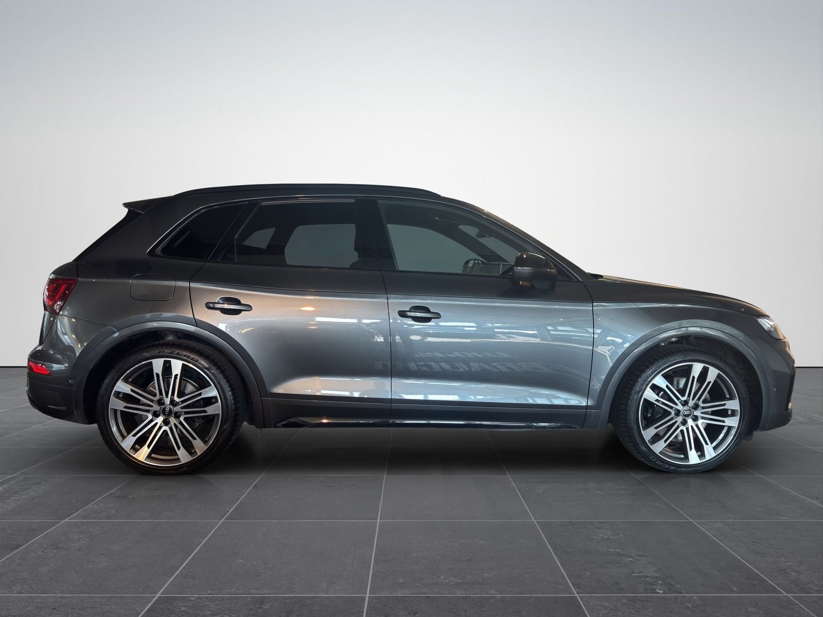 Audi SQ5 2023 г. Серый, пробег 43590 км
