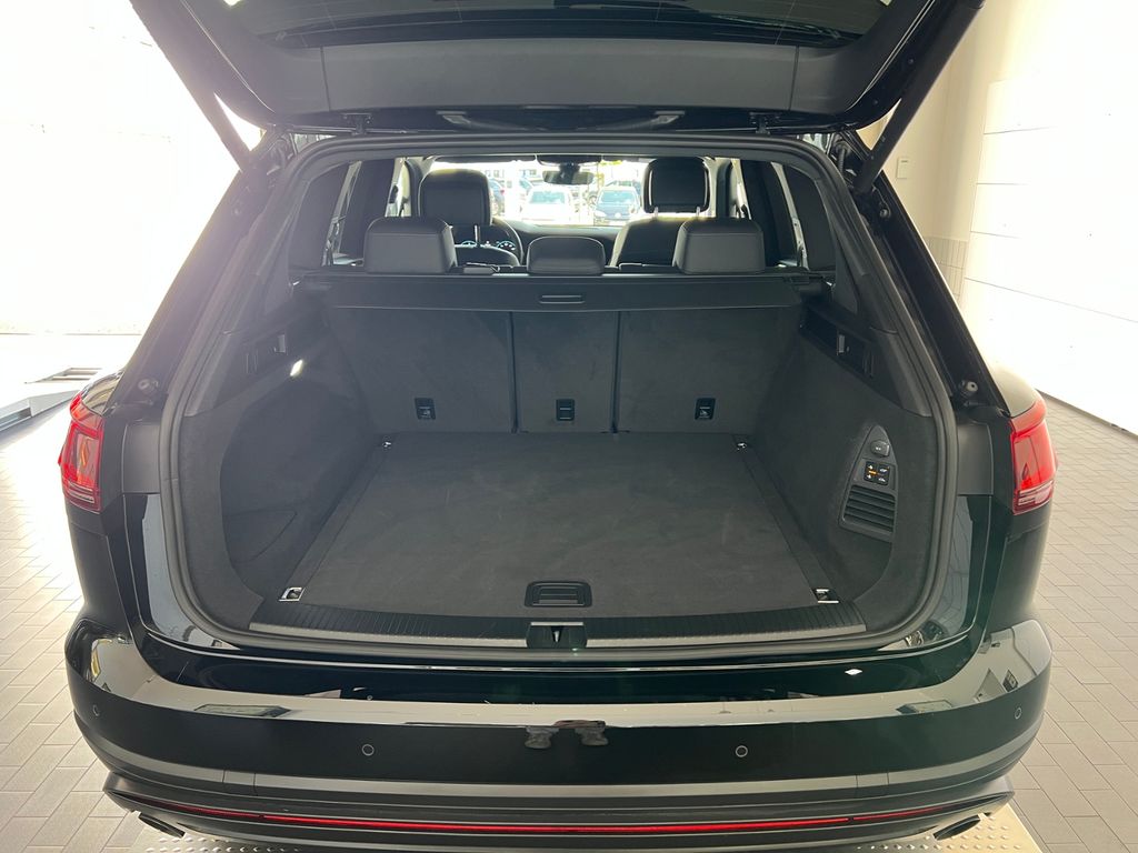 Volkswagen Touareg 2025 г. Чёрный, пробег 19551 км