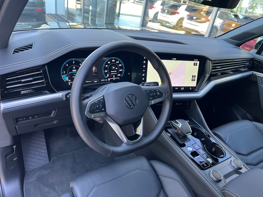 Volkswagen Touareg 2025 г. Чёрный, пробег 19551 км