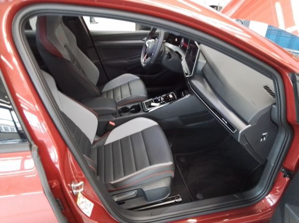 Volkswagen Golf 2026 г. Красный, пробег 1800 км