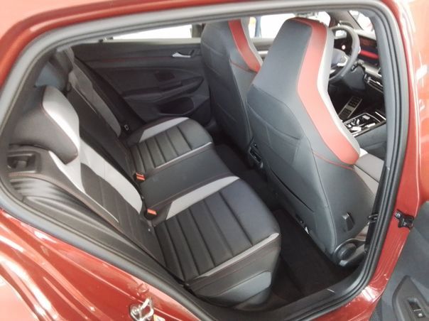 Volkswagen Golf 2026 г. Красный, пробег 1800 км