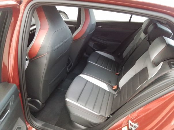 Volkswagen Golf 2026 г. Красный, пробег 1800 км