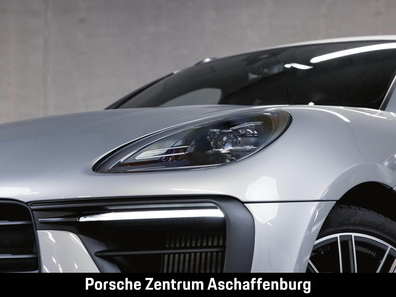 Porsche Macan 2024 г. Серебристый, пробег 36700 км