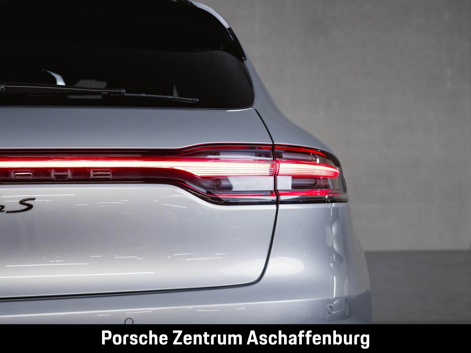 Porsche Macan 2024 г. Серебристый, пробег 36700 км
