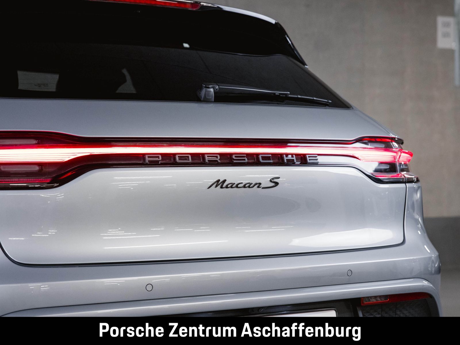Porsche Macan 2024 г. Серебристый, пробег 36700 км