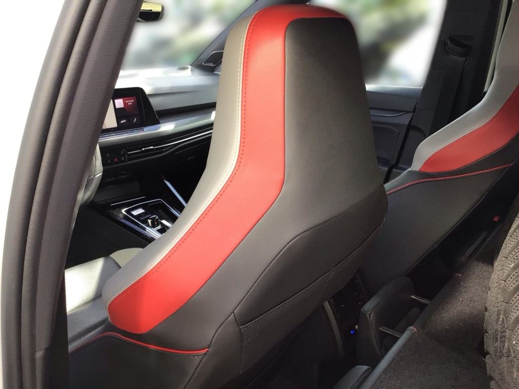 Volkswagen Golf 2024 г. Белый, пробег 56705 км