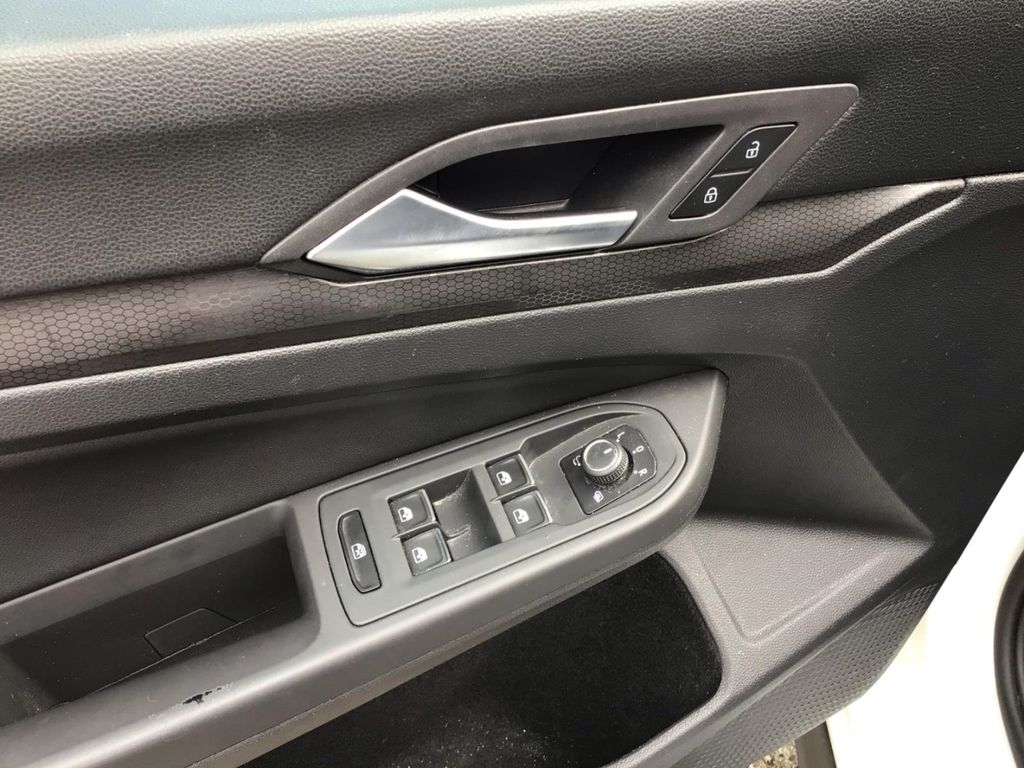 Volkswagen Golf 2024 г. Белый, пробег 56705 км