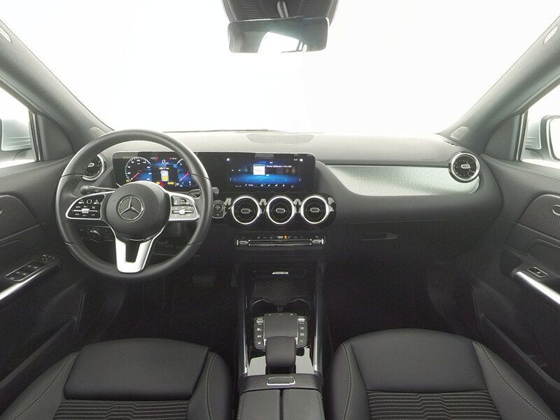 Mercedes-Benz GLA 180 2022 г. Серебристый, пробег 40700 км