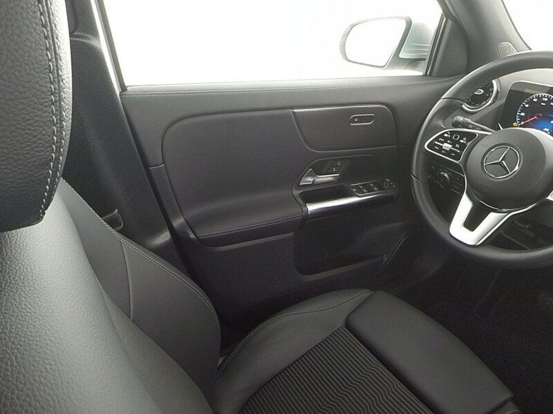 Mercedes-Benz GLA 180 2022 г. Серебристый, пробег 40700 км