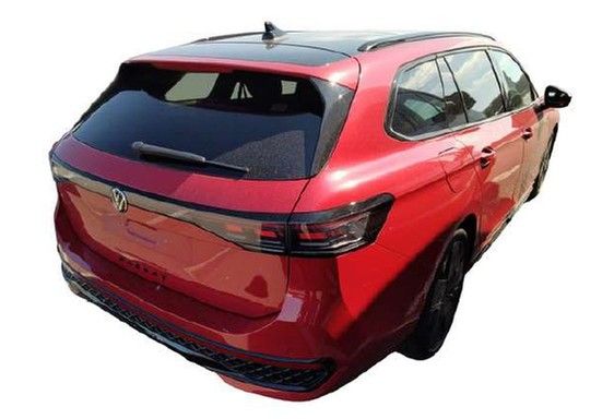 Volkswagen PASSAT VARIANT 2025 г. Красный, пробег 30140 км