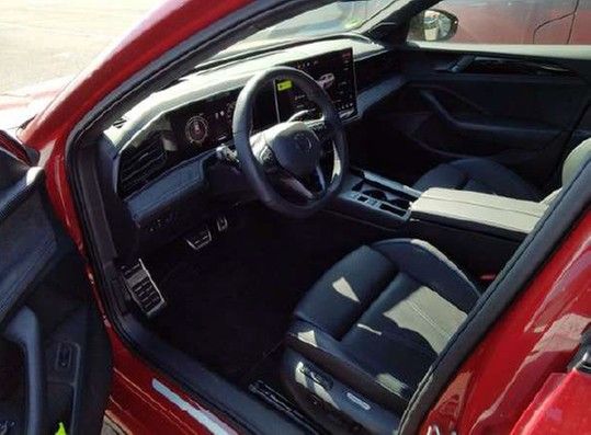 Volkswagen PASSAT VARIANT 2025 г. Красный, пробег 30140 км
