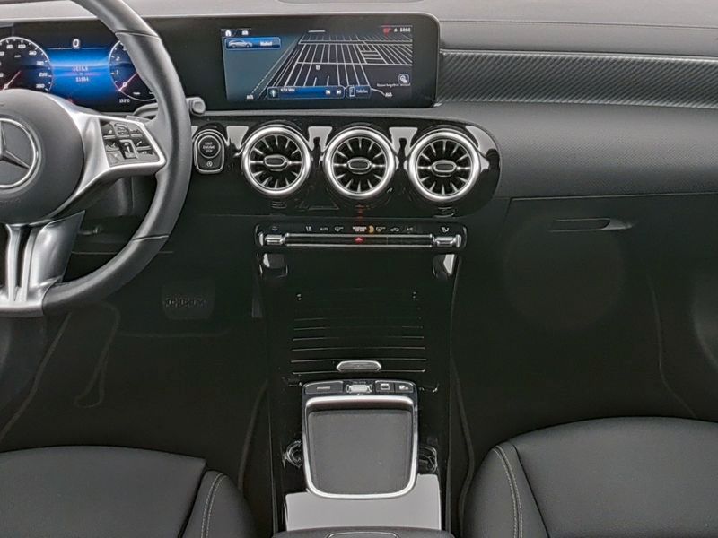 Mercedes-Benz CLA 180 SHOOTING BRAKE 2024 г. Белый, пробег 21200 км