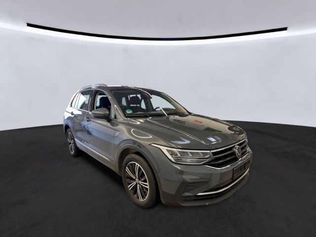 Volkswagen Tiguan 2022 г. Серый, пробег 50418 км