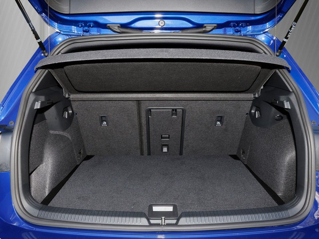 Volkswagen Golf 2025 г. Синий, пробег 10180 км