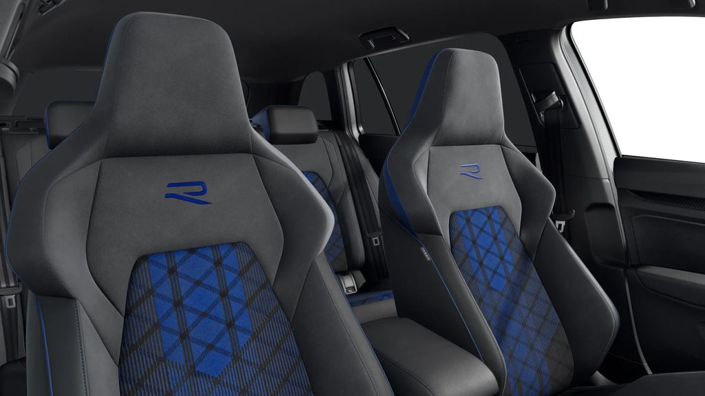 Volkswagen Golf 2024 г. Белый, пробег 4607 км