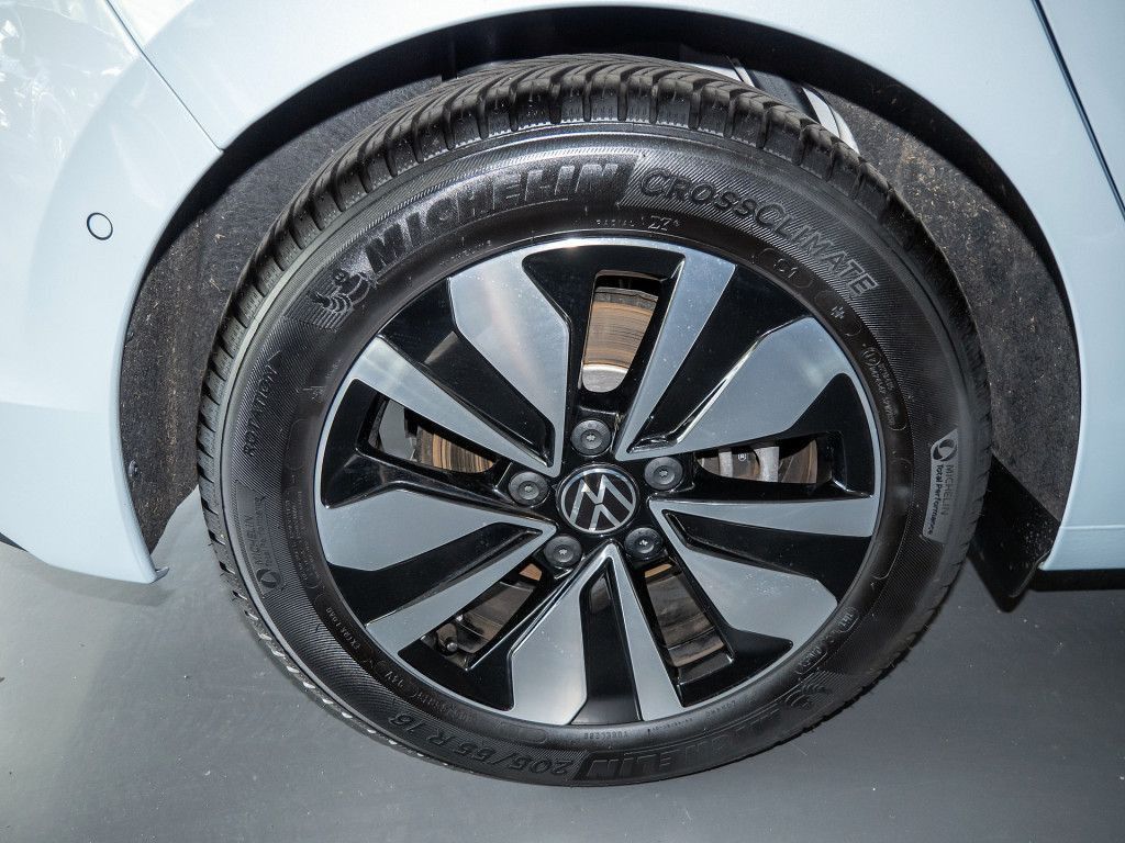 Volkswagen Golf 2025 г. Синий, пробег 21950 км