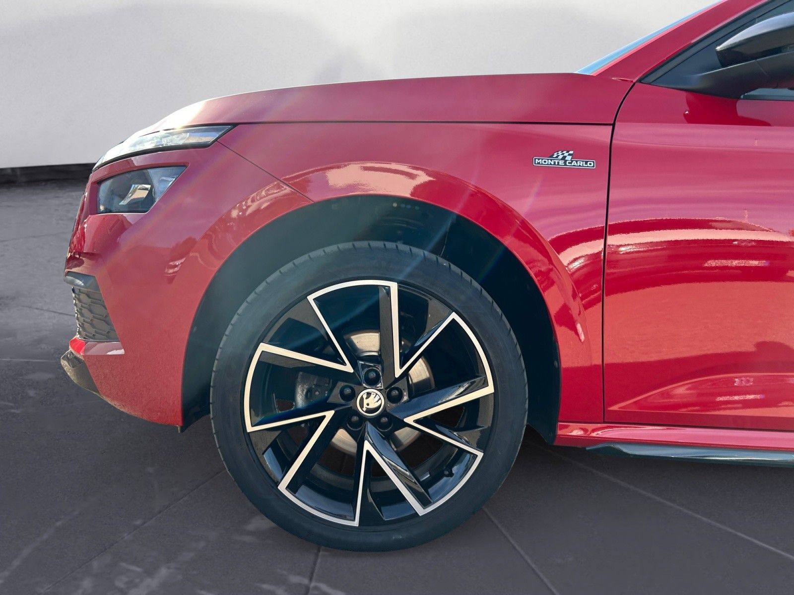 Skoda Kamiq 2022 г. Красный, пробег 38193 км
