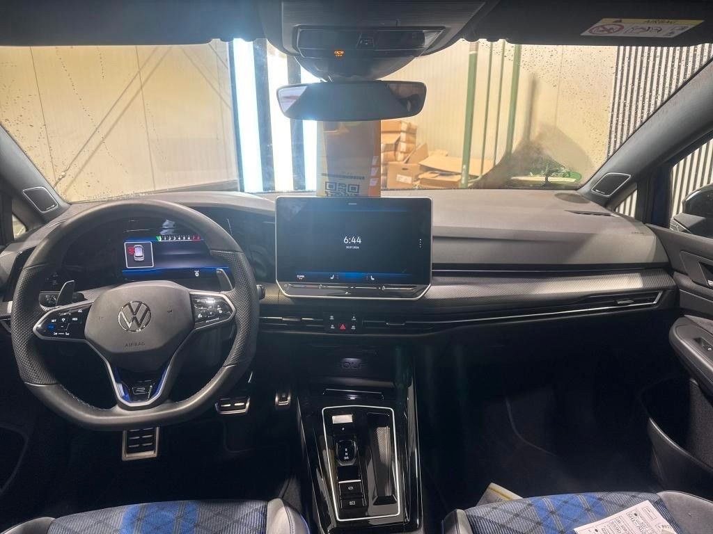 Volkswagen Golf 2025 г. Синий, пробег 16000 км