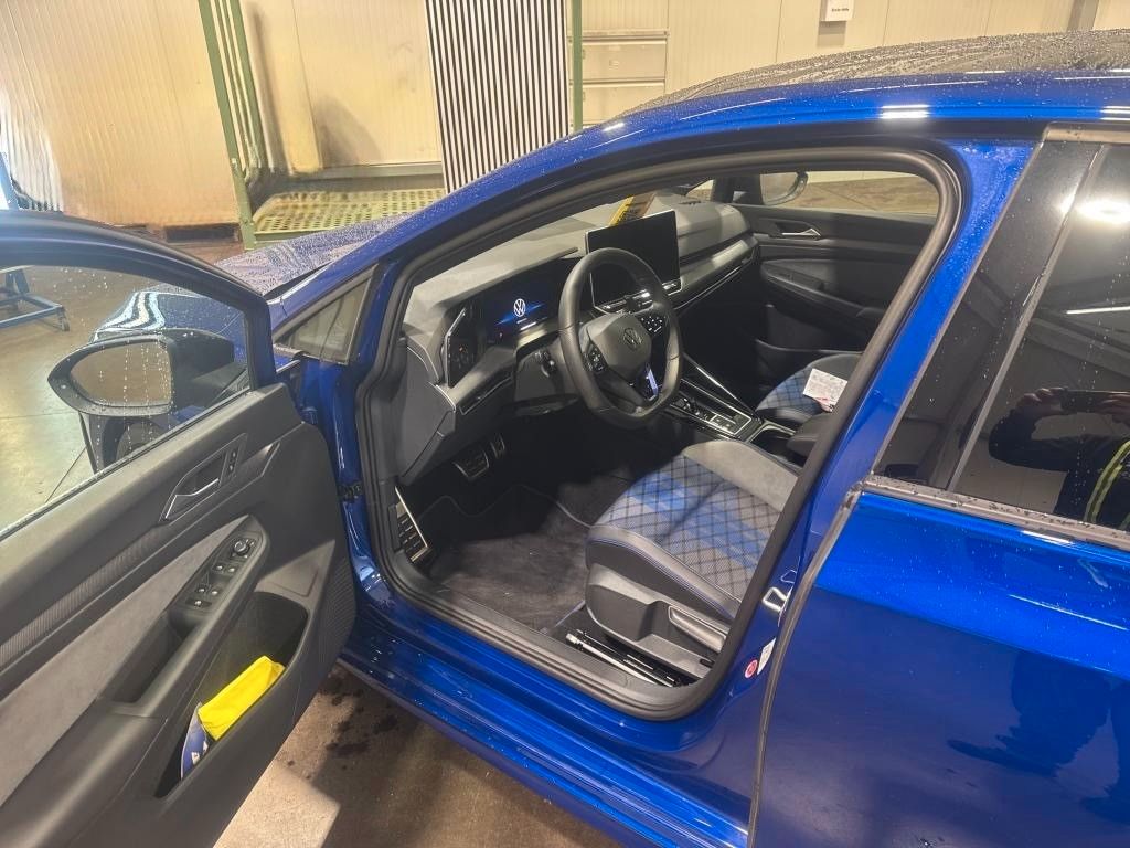 Volkswagen Golf 2025 г. Синий, пробег 16000 км