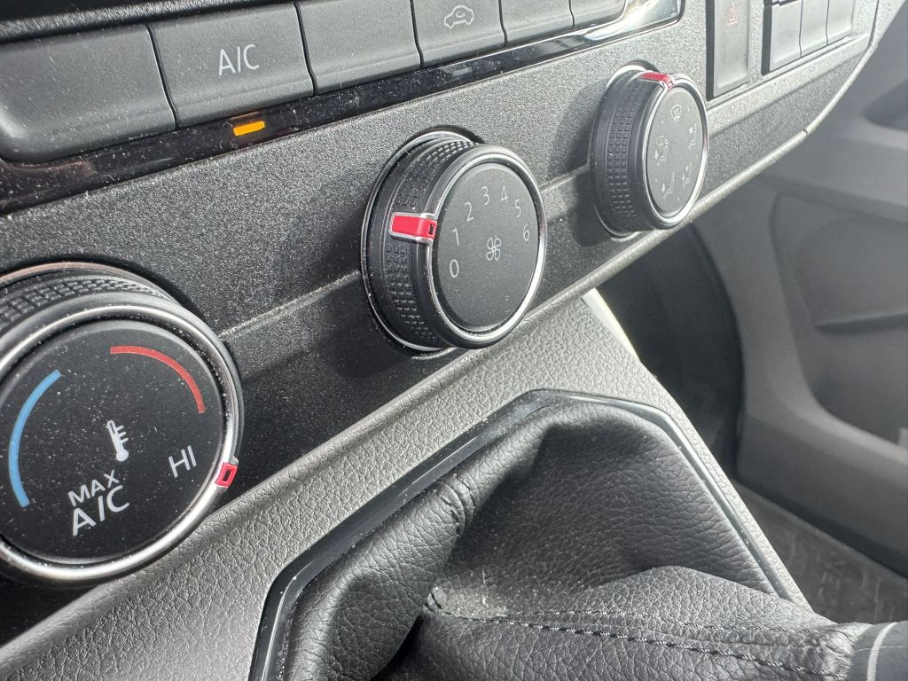 Volkswagen T6 TRANSPORTER 2023 г. Белый, пробег 30000 км