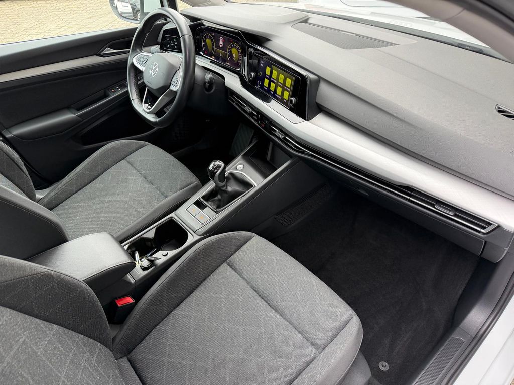 Volkswagen Golf 2023 г. Белый, пробег 38500 км