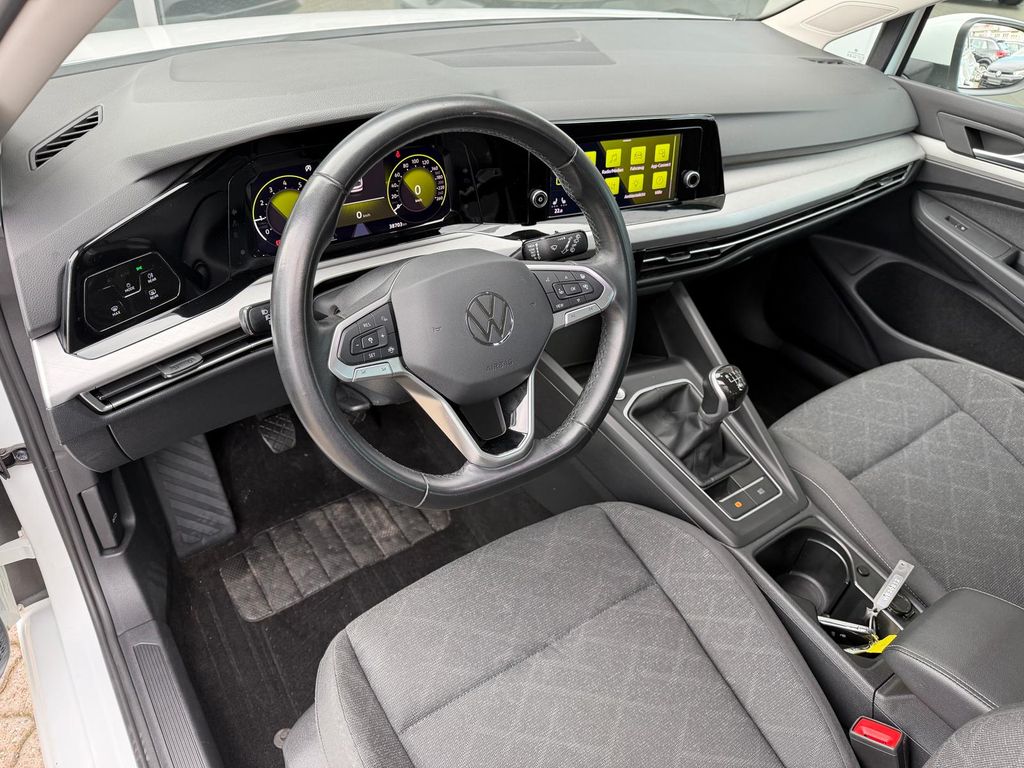 Volkswagen Golf 2023 г. Белый, пробег 38500 км