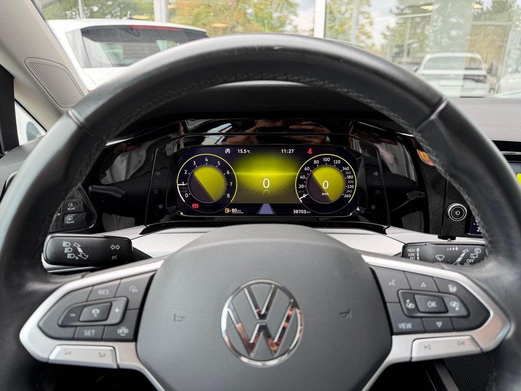Volkswagen Golf 2023 г. Белый, пробег 38500 км