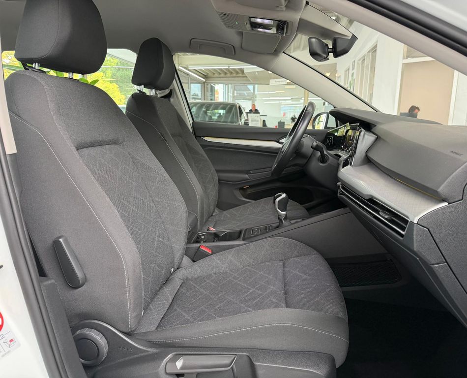Volkswagen Golf 2023 г. Белый, пробег 38500 км