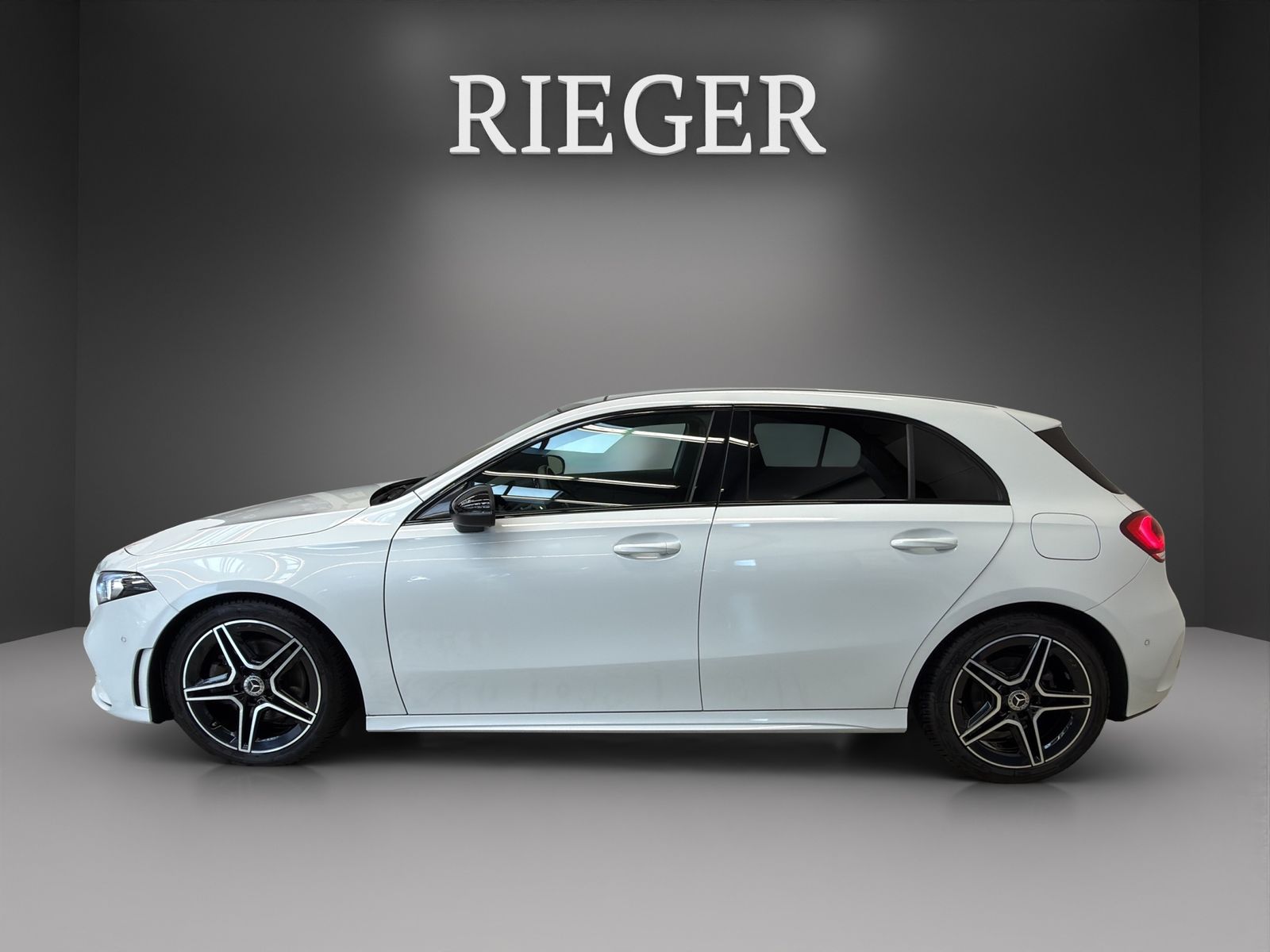 Mercedes-Benz A 220 2023 г. Белый, пробег 25601 км