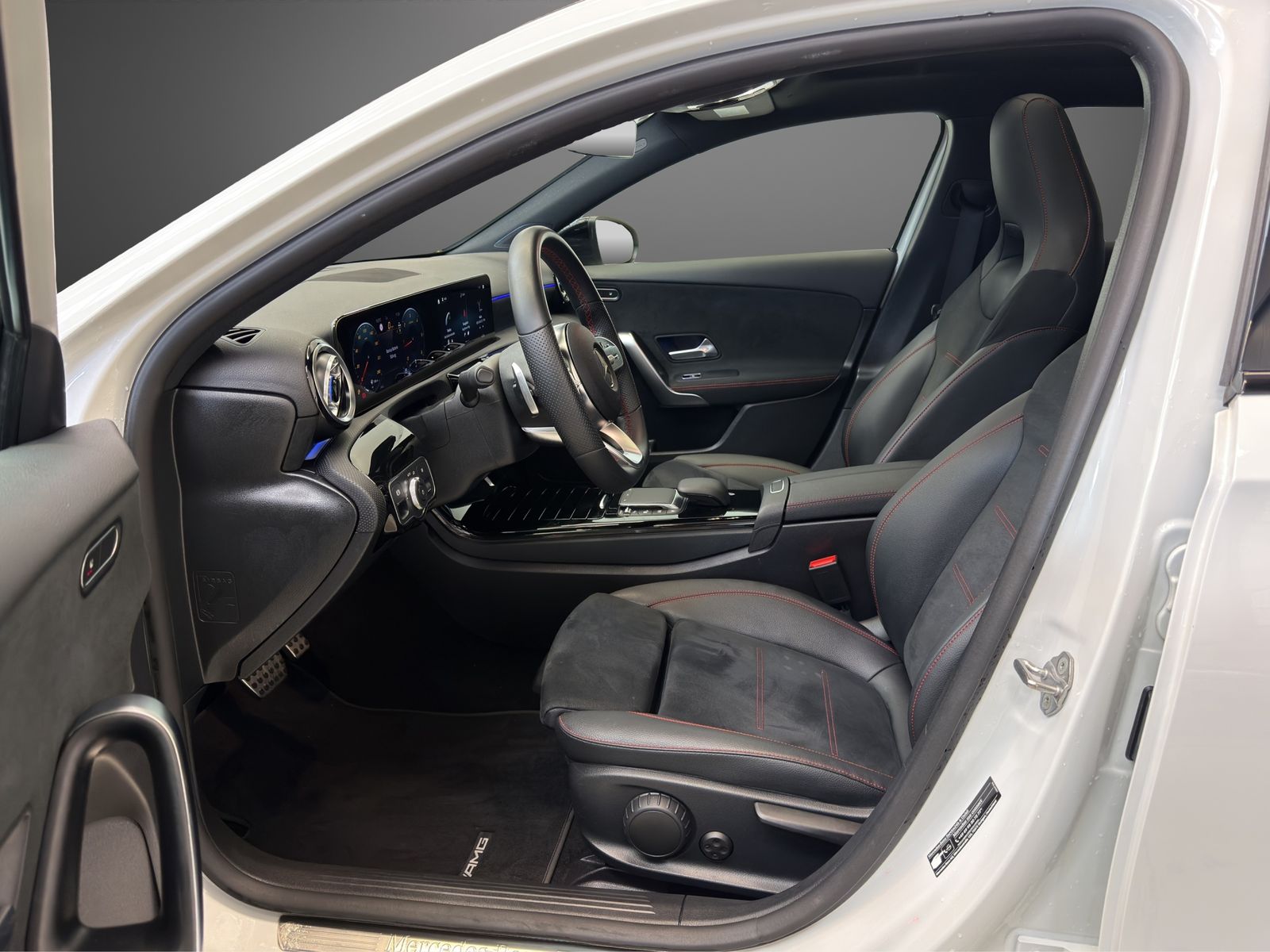 Mercedes-Benz A 220 2023 г. Белый, пробег 25601 км