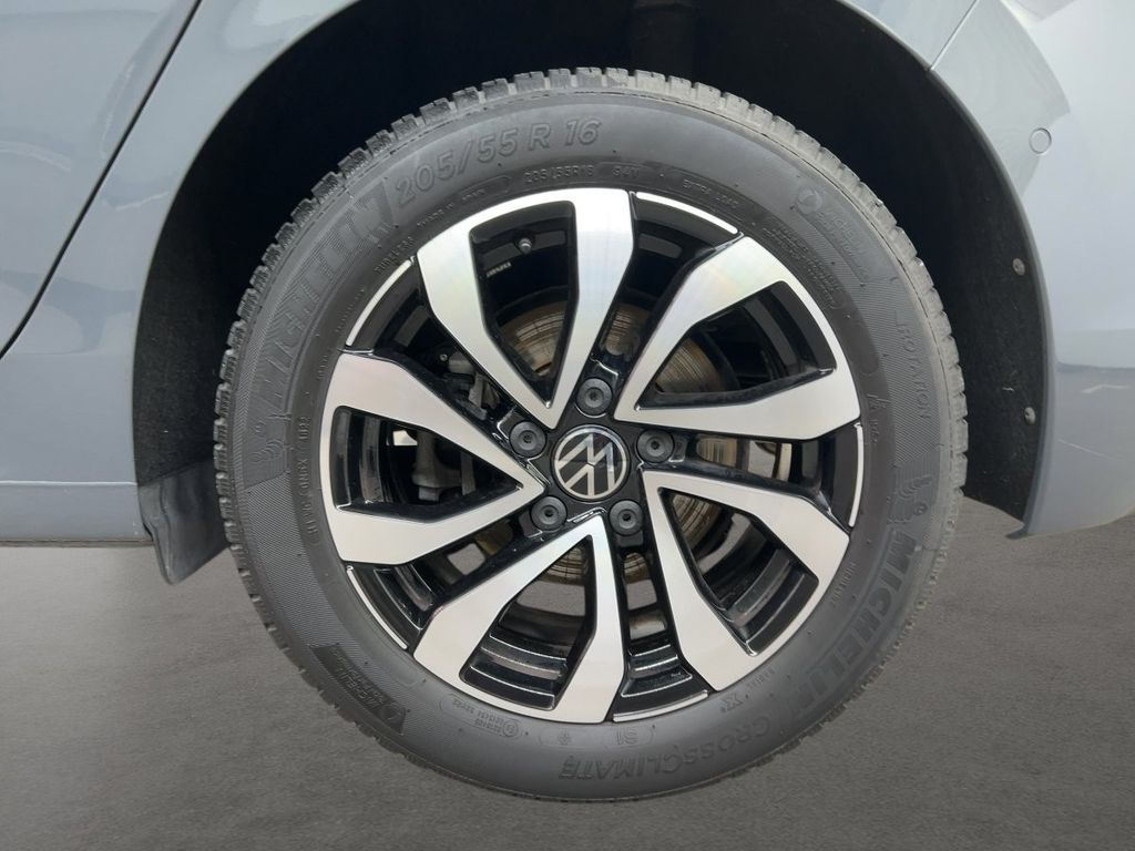 Volkswagen Golf 2023 г. Серый, пробег 45300 км