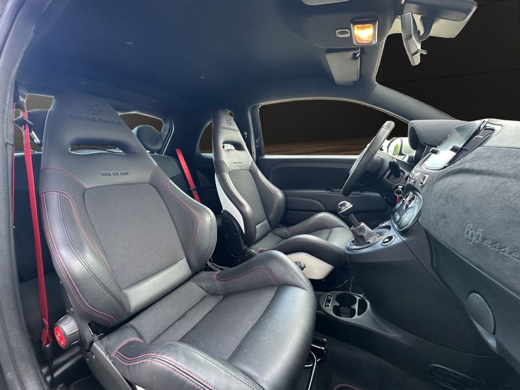 Abarth 695 2022 г. Чёрный, пробег 33546 км