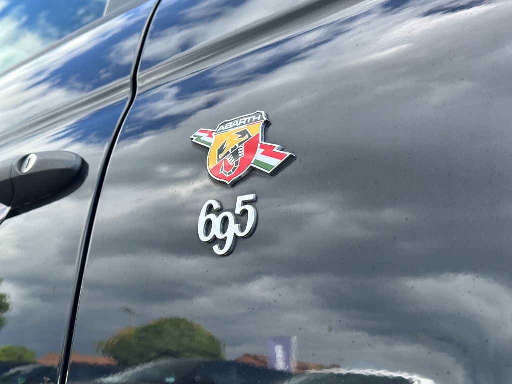 Abarth 695 2022 г. Чёрный, пробег 33546 км