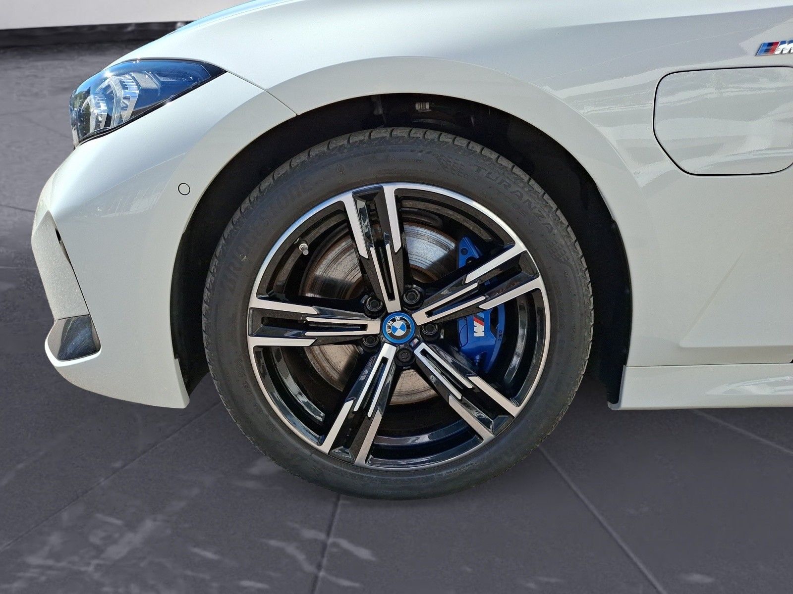 BMW 330 2023 г. Белый, пробег 46751 км