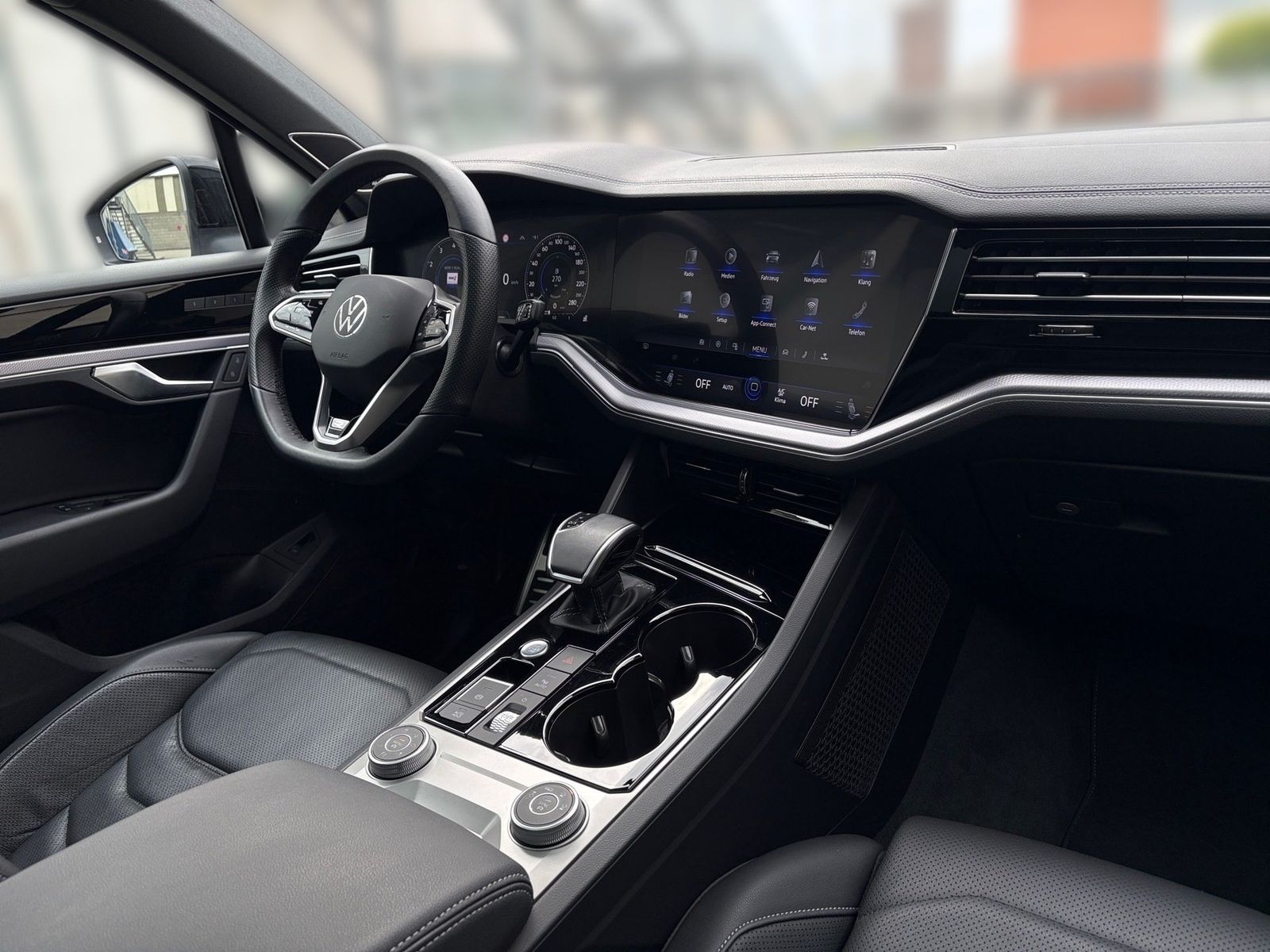 Volkswagen Touareg 2022 г. Серебристый, пробег 38750 км