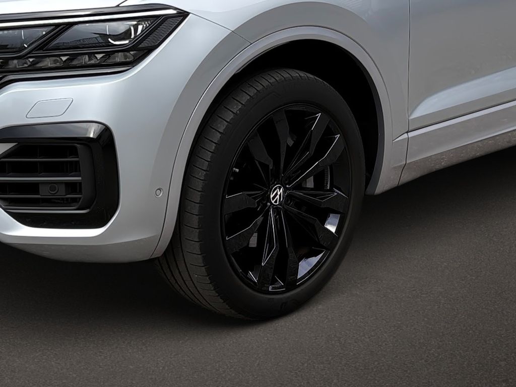 Volkswagen Touareg 2022 г. Серебристый, пробег 38750 км