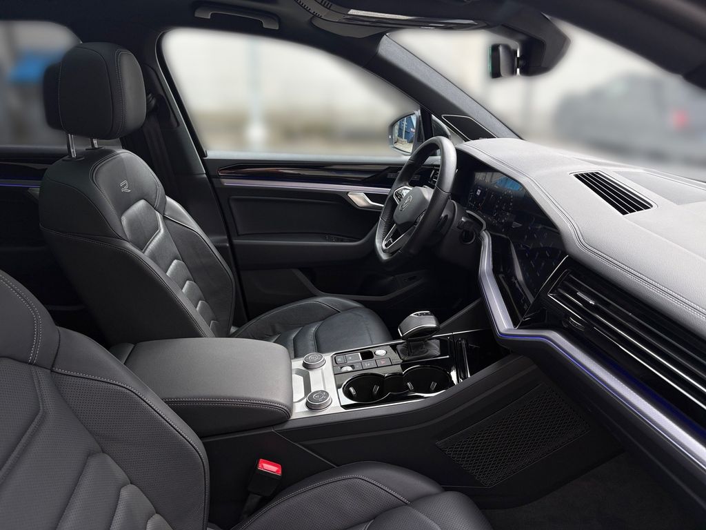 Volkswagen Touareg 2022 г. Серебристый, пробег 38750 км