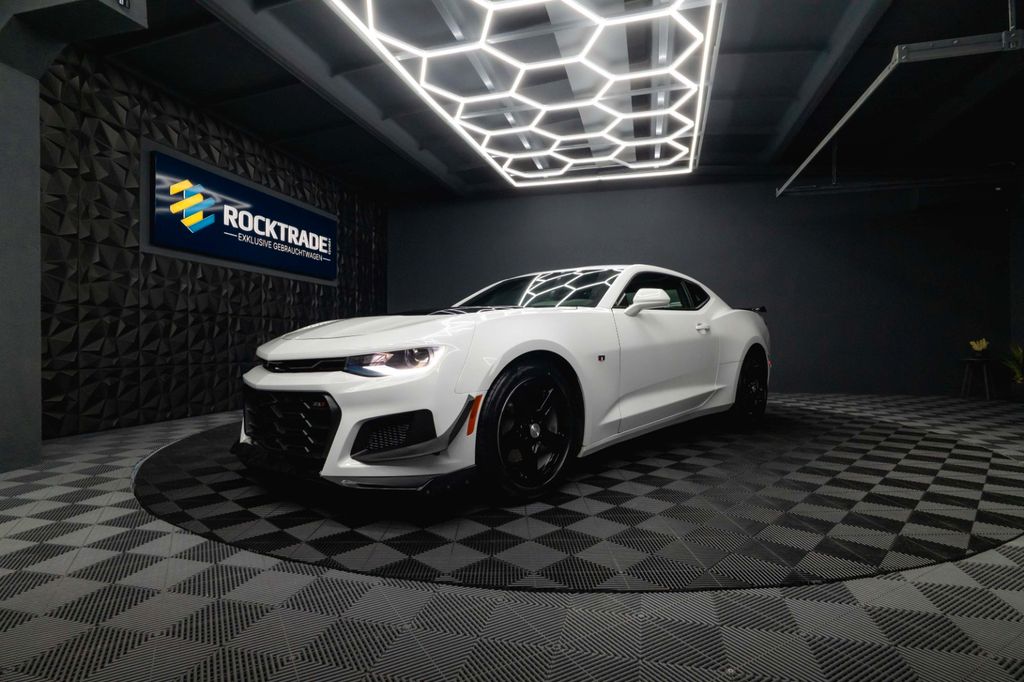 Chevrolet Camaro 2023 г. Белый, пробег 56535 км
