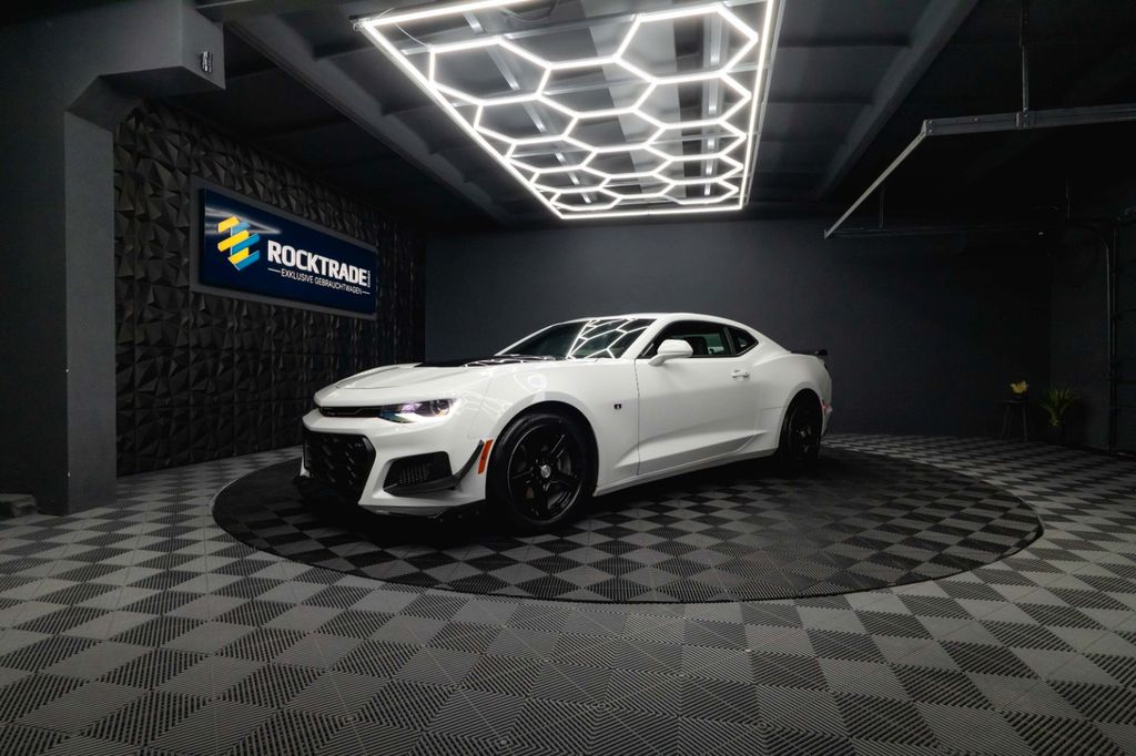 Chevrolet Camaro 2023 г. Белый, пробег 56535 км