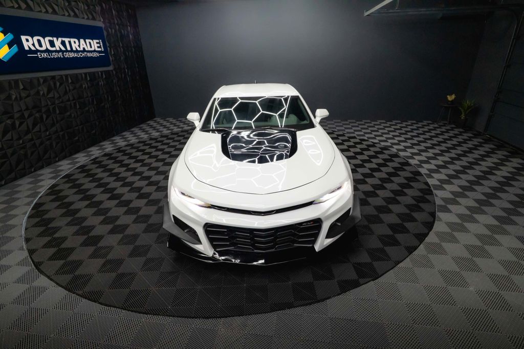 Chevrolet Camaro 2023 г. Белый, пробег 56535 км