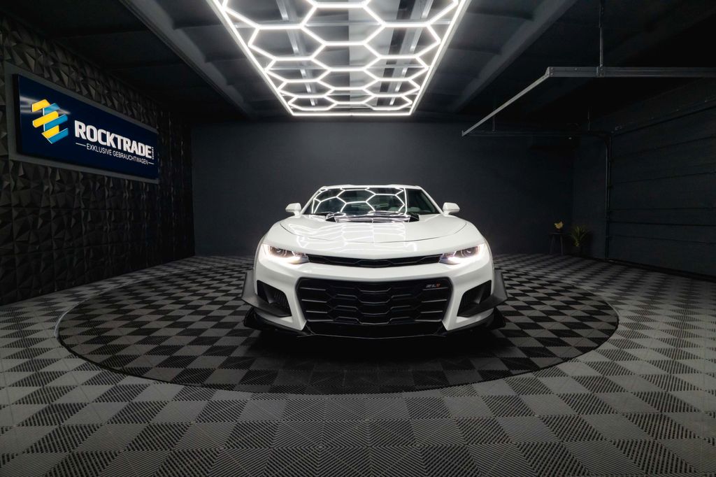 Chevrolet Camaro 2023 г. Белый, пробег 56535 км
