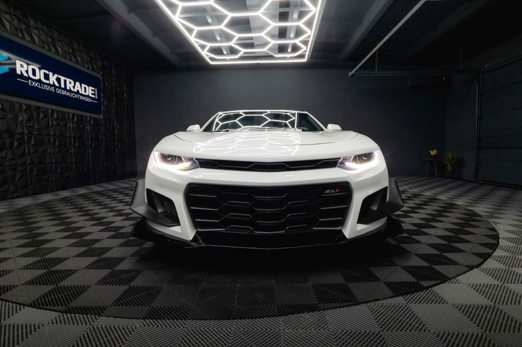 Chevrolet Camaro 2023 г. Белый, пробег 56535 км