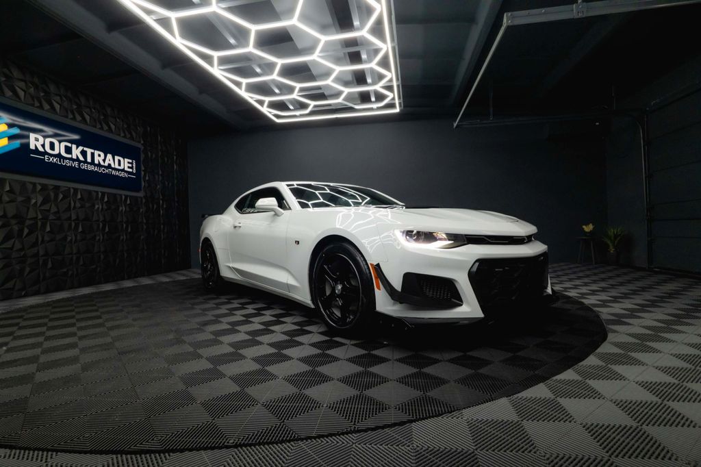 Chevrolet Camaro 2023 г. Белый, пробег 56535 км