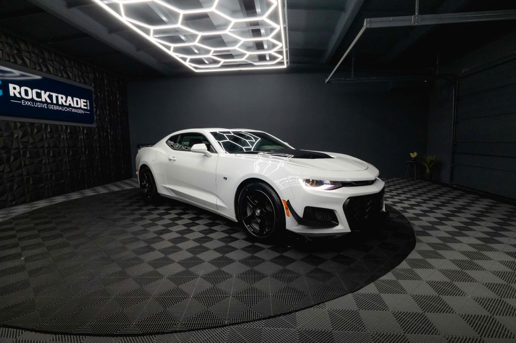 Chevrolet Camaro 2023 г. Белый, пробег 56535 км