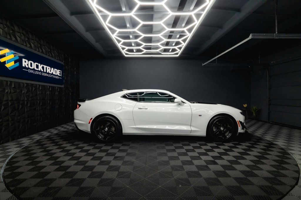 Chevrolet Camaro 2023 г. Белый, пробег 56535 км