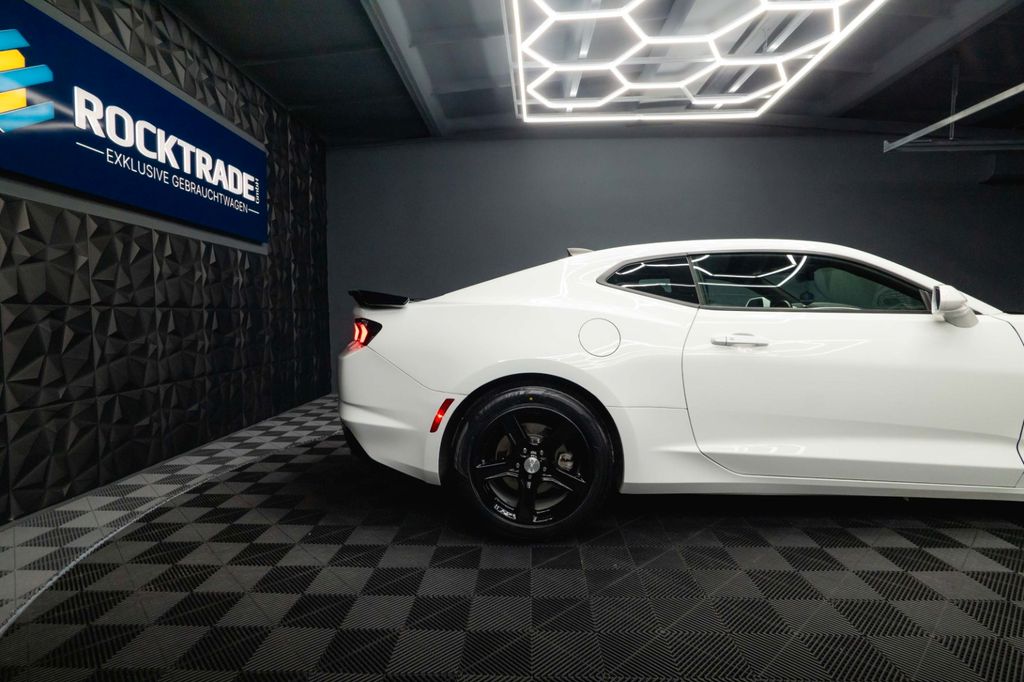Chevrolet Camaro 2023 г. Белый, пробег 56535 км