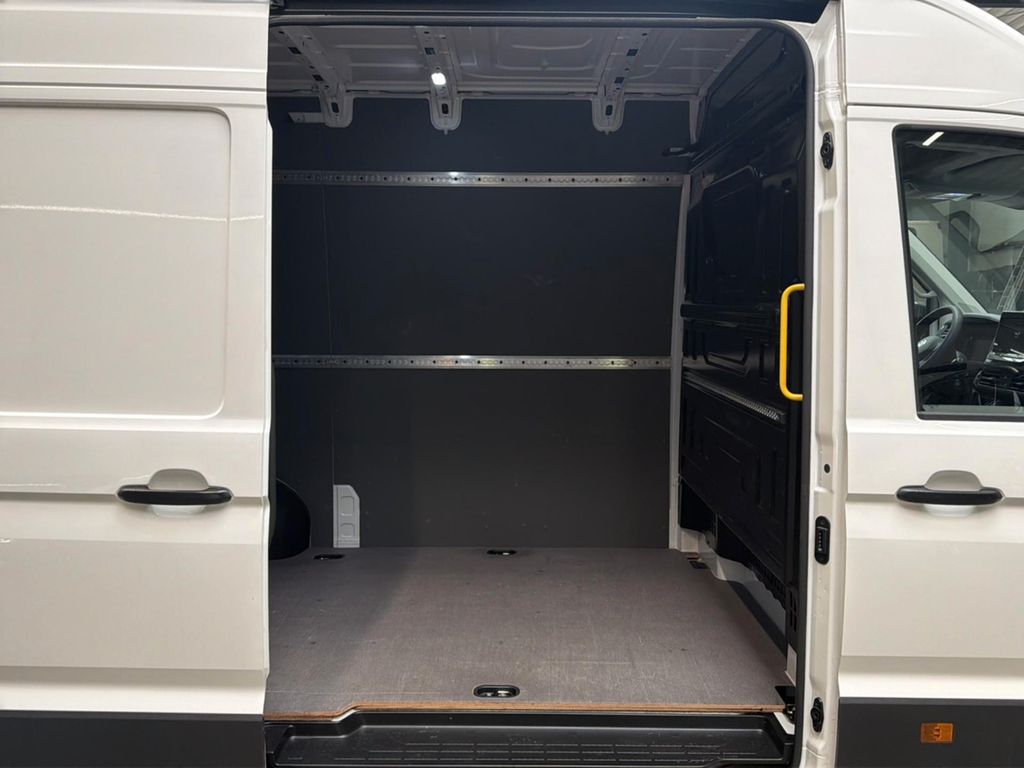Volkswagen CRAFTER 2025 г. Белый, пробег 35400 км