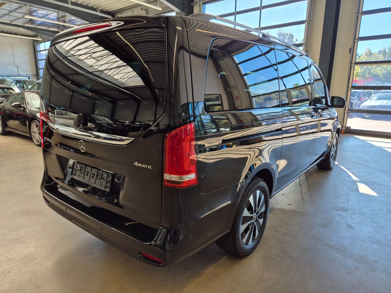 Mercedes-Benz V 250 2022 г. Чёрный, пробег 24000 км