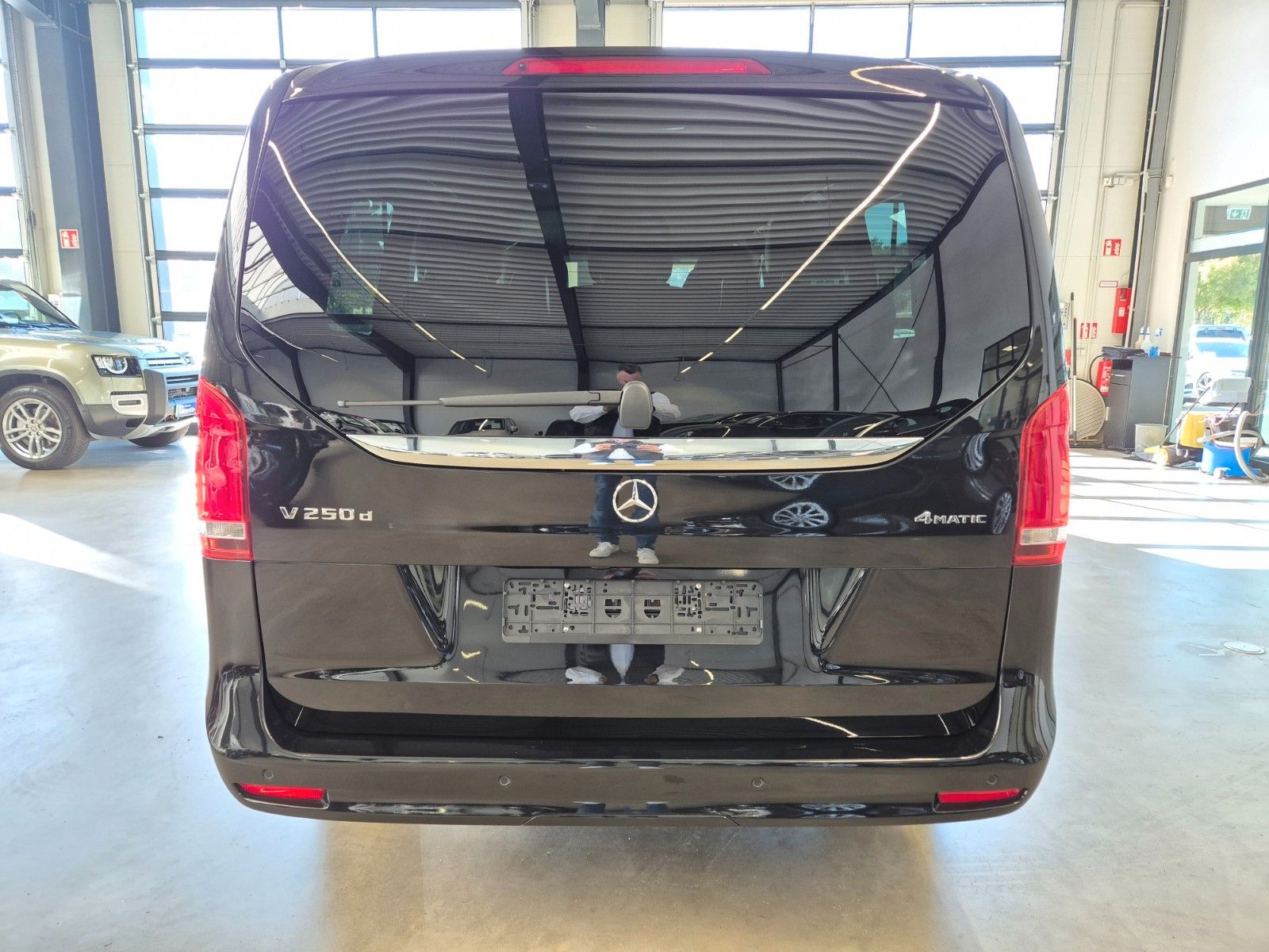 Mercedes-Benz V 250 2022 г. Чёрный, пробег 24000 км