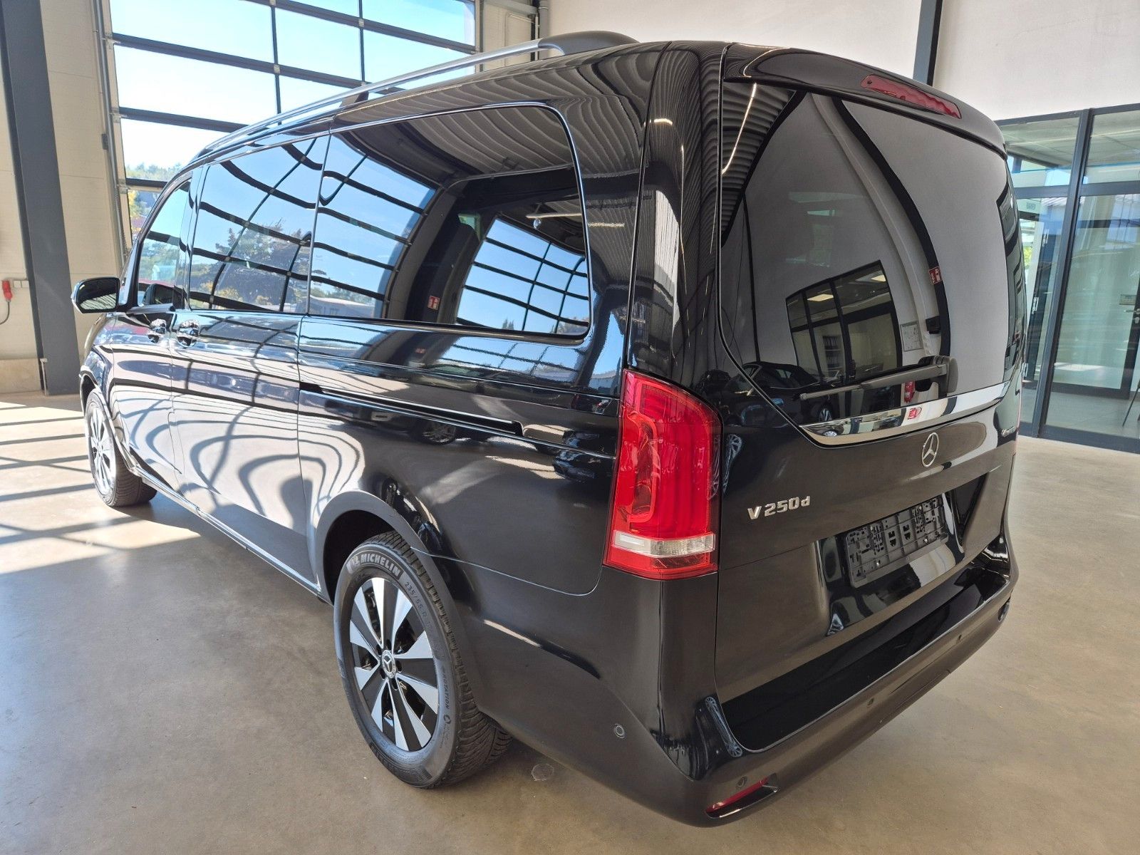 Mercedes-Benz V 250 2022 г. Чёрный, пробег 24000 км